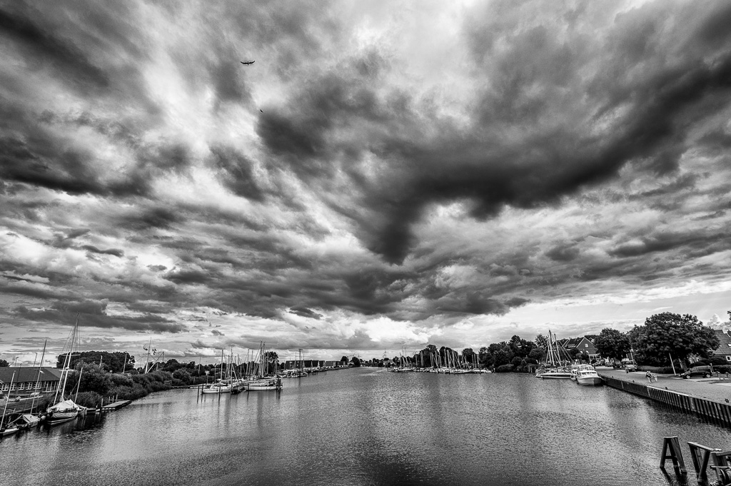 Ausgerichtet und beschnitten,Belichtung Voreinstellung AUTO,Klarheit-Dunstentfernt und Dynamik erhöht.Sättigung und Luminanz verändert,in SW umgewandelt Nik  Silver Efex Voller Kontrast